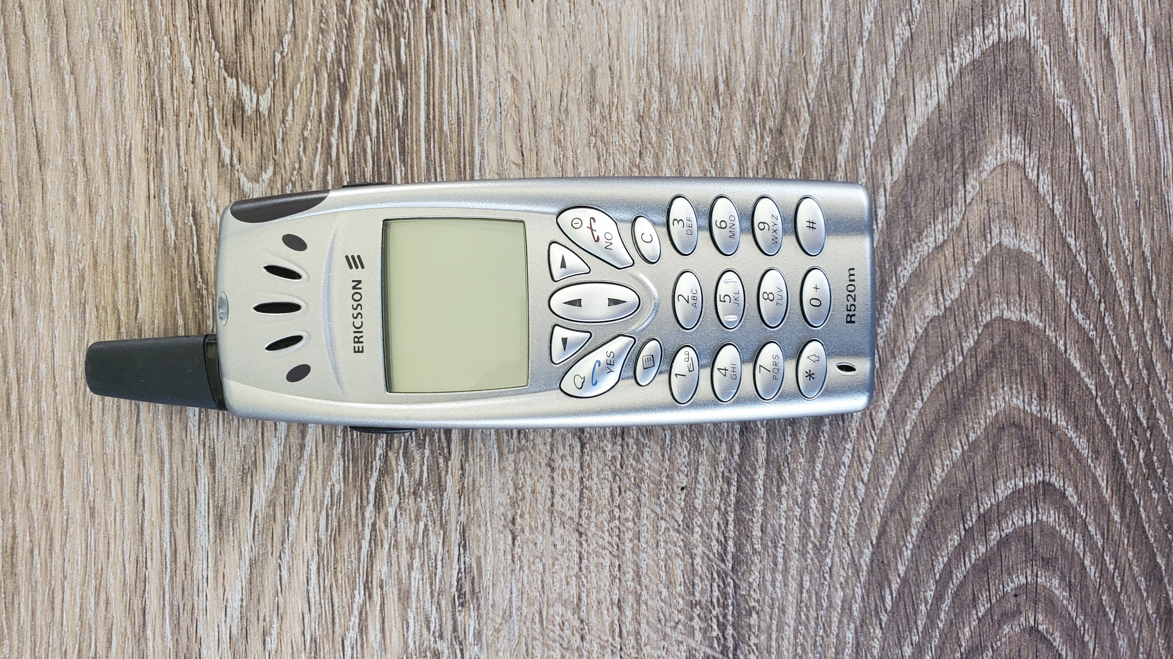 Cell Phones Museum » Ericsson R520m Silver - 2001