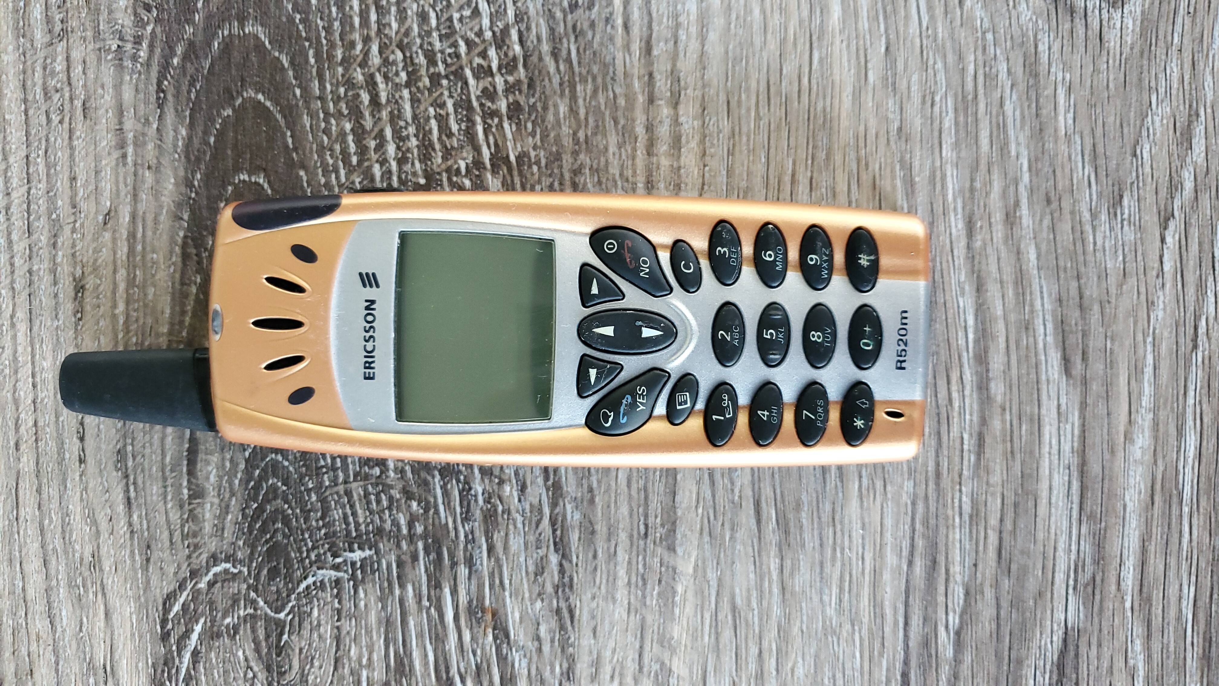 Cell Phones Museum » Ericsson R520m Brown - 2001